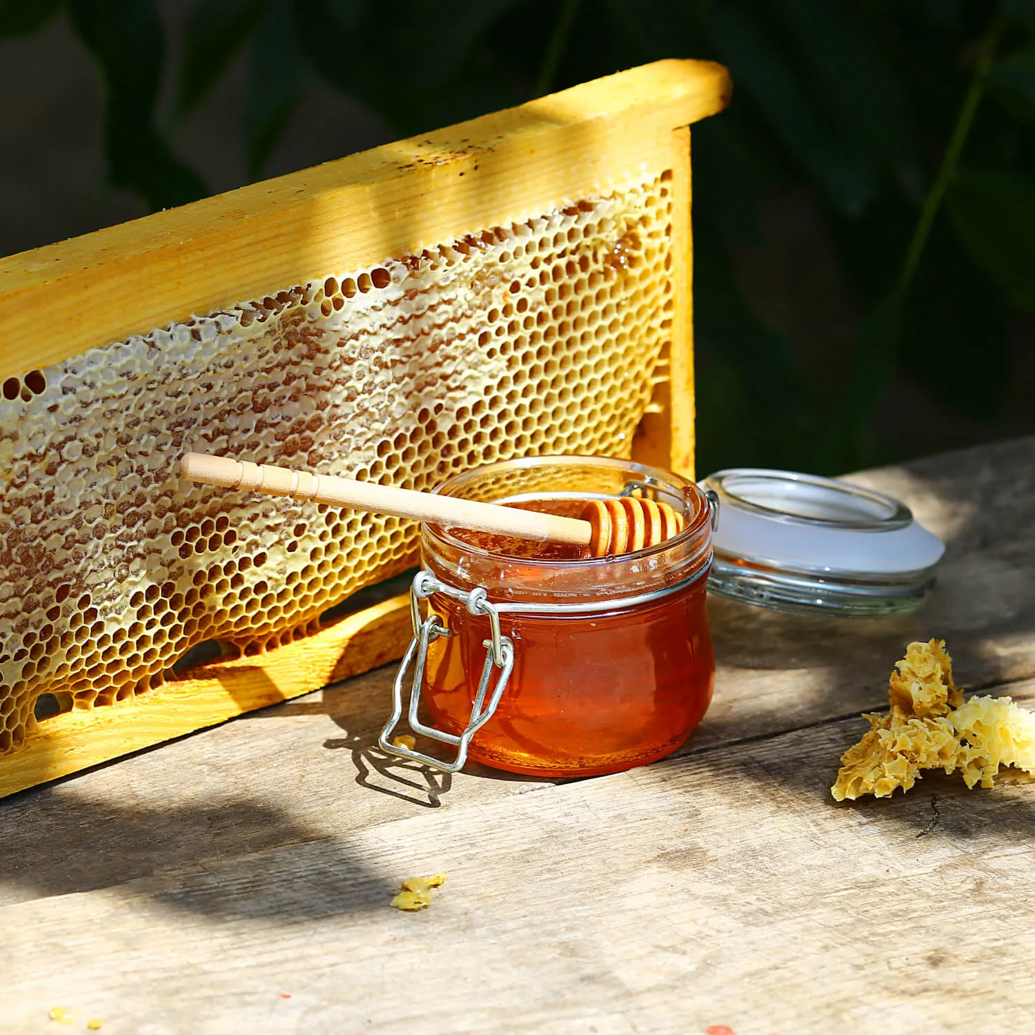 عسل طبيعي على طاولة خشبية في خلية نحل خشبية